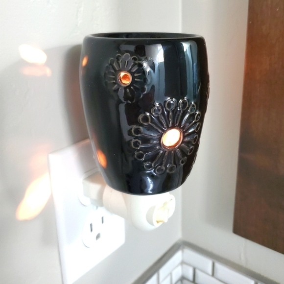 SCENTSY MINI PLUG IN WARMER BLACK SHASTA DAISY RETIRED - Picture 1 of 13